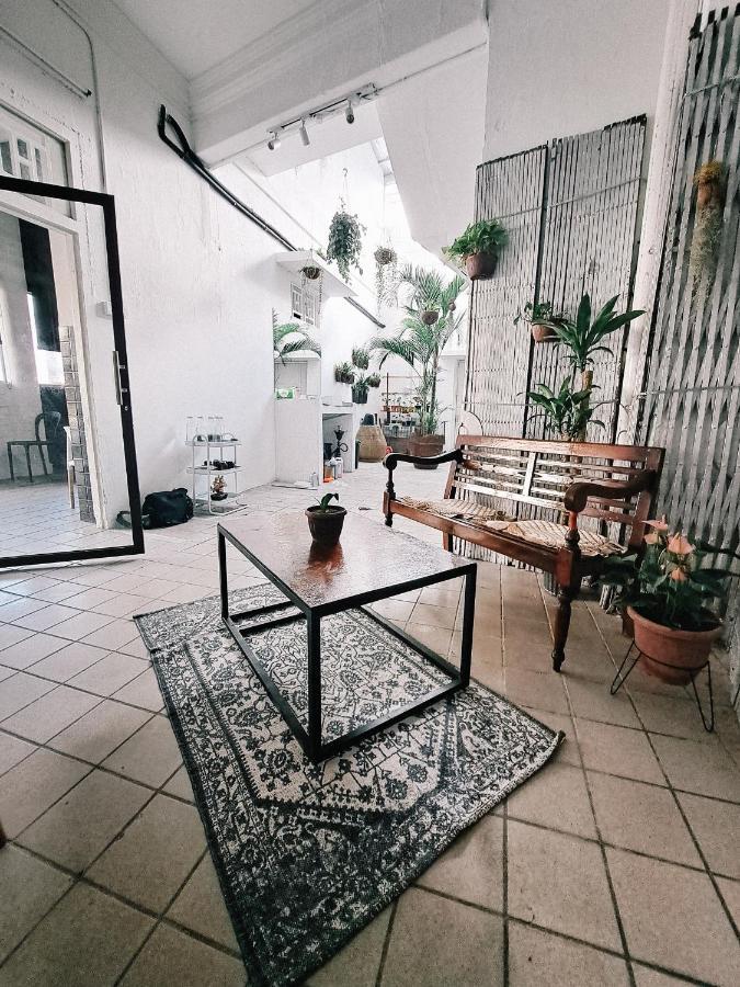 111 Hutton Lane Hostel Джорджтаун Экстерьер фото